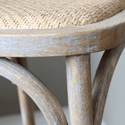 A bárszék hajlított fa lábrésze és antikolt felülete részletfotón