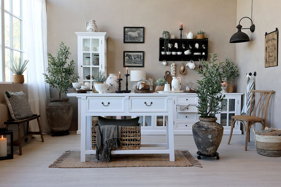 Világos, tágas konyha enteriőr natúr fa bútorokkal és Old French étkezőszékkel.