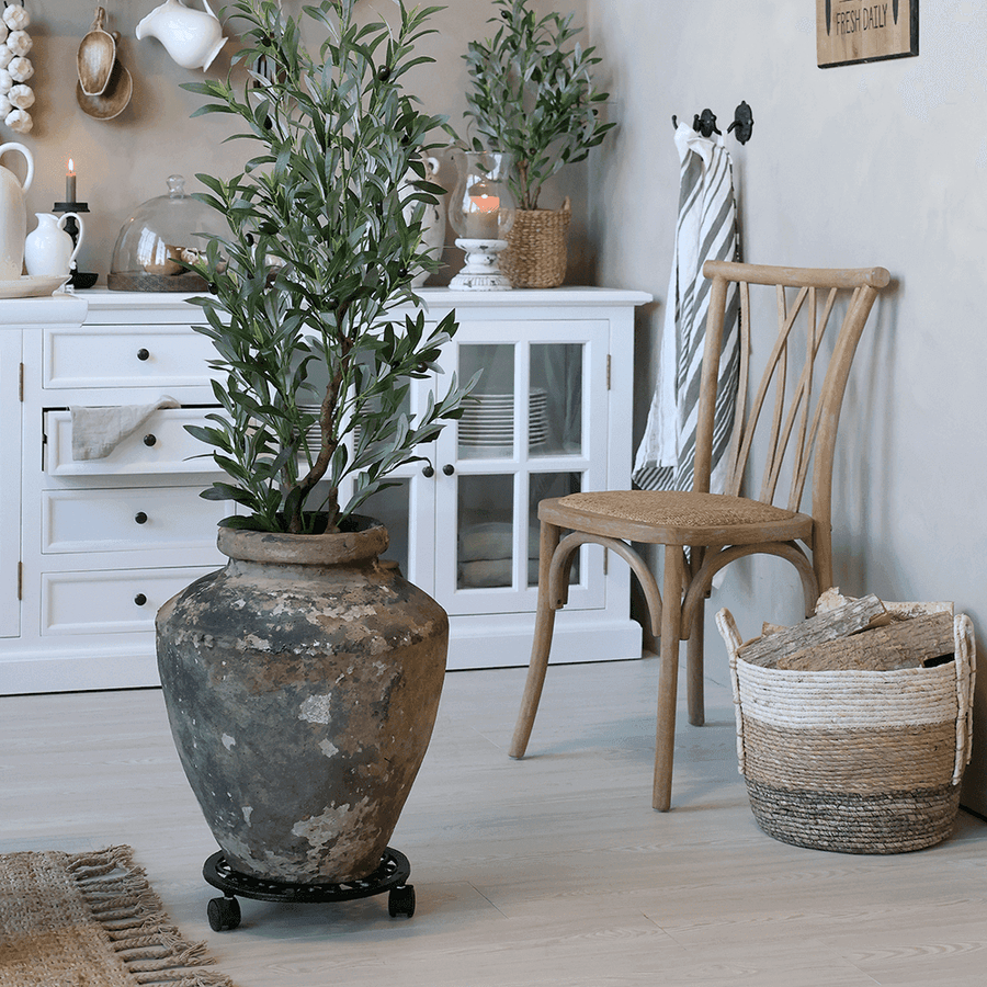 Közelebbi nézet a szék természetes textúrájú rattan ülőfelületére és ívelt fa lábaira.