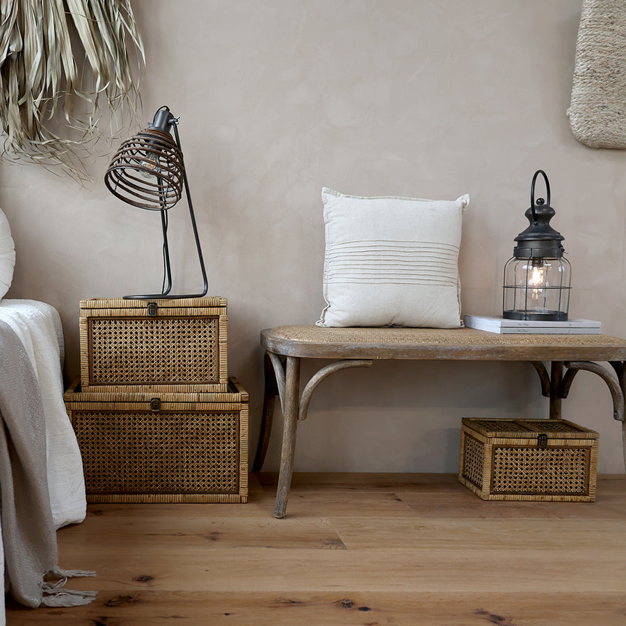 OLD FRENCH natúr színű kaucsukfa rattan pad hálószobai környezetben, fonott tárolókkal és textíliákkal