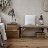 OLD FRENCH natúr színű kaucsukfa rattan pad hálószobai környezetben, fonott tárolókkal és textíliákkal