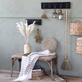 OLD FRENCH natúr színű kaucsukfa rattan pad fal előtt elhelyezve, klasszikus francia vidéki stílusban