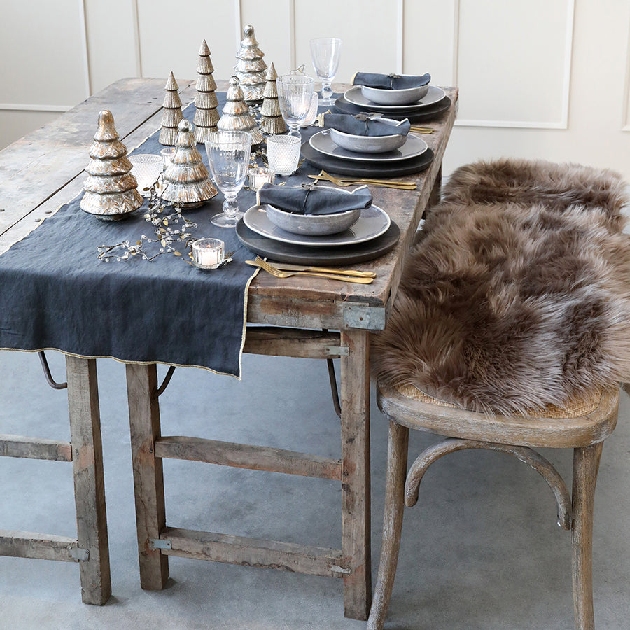 OLD FRENCH natúr színű kaucsukfa rattan pad étkezőasztal mellett, meghitt, ünnepi enteriőrben