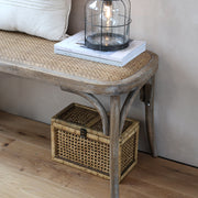 OLD FRENCH natúr színű kaucsukfa rattan pad részletfotó, rattan ülőfelület és ívelt fa lábak közelről