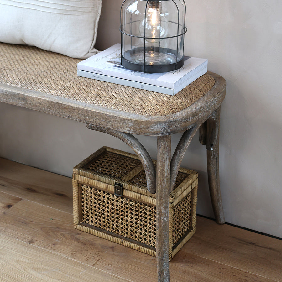 OLD FRENCH natúr színű kaucsukfa rattan pad részletfotó, rattan ülőfelület és ívelt fa lábak közelről