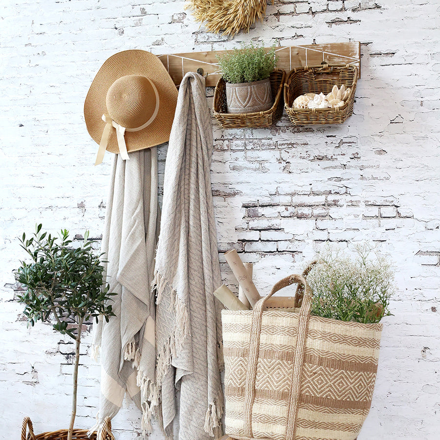 Fali tároló, 4 darab, fűzfavesszőből készült kosárral.