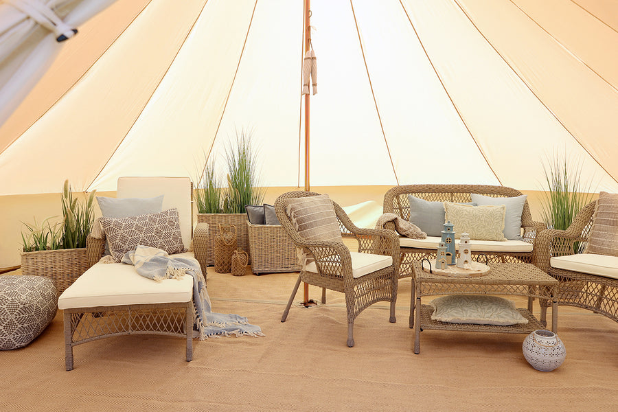 OLD FRENCH kerti ülőgarnitúra sátor alatt, fonott műrattan szerkezettel és világos párnákkal