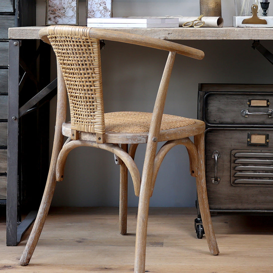 Francia stílusú, kaucsukfából és rattanból készült natúr színű karosszék.