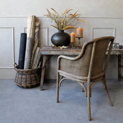 Natúr színű rattanból és kaucsukfából készült, kézműves karosszék.