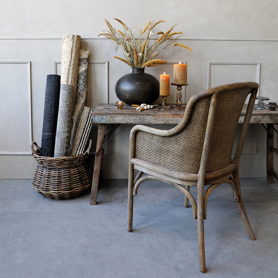 Natúr színű rattanból és kaucsukfából készült, kézműves karosszék.