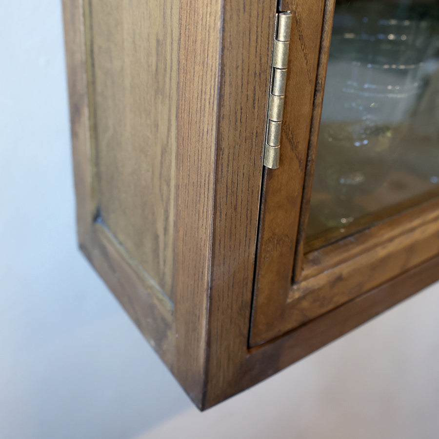 Old French vitrines faliszekrény antikolt sárgaréz zsanérral, fa oldallap közelről.