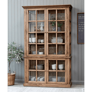 Natúr színű, 8 ajtós vitrines szekrény.