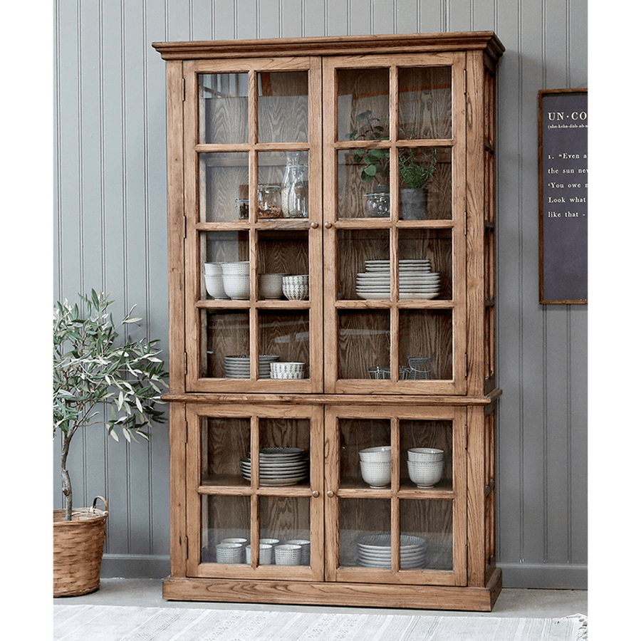 Natúr színű, 8 ajtós vitrines szekrény.