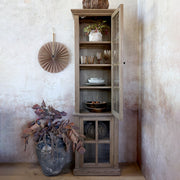 Natúr színű, vitrines szekrény.