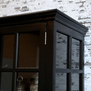 Fekete színű, 8 ajtós vitrines szekrény,