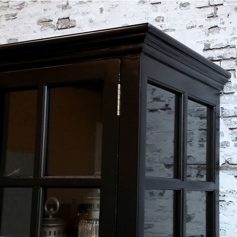 Fekete színű, 8 ajtós vitrines szekrény,