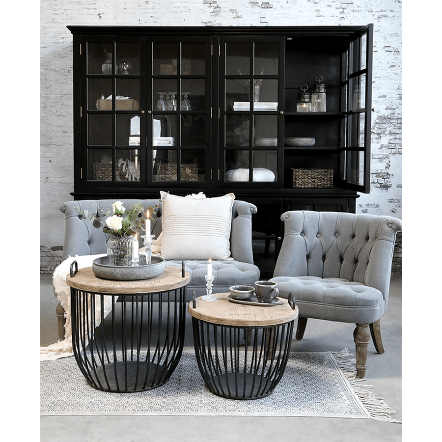 Fekete színű, 8 ajtós vitrines szekrény,