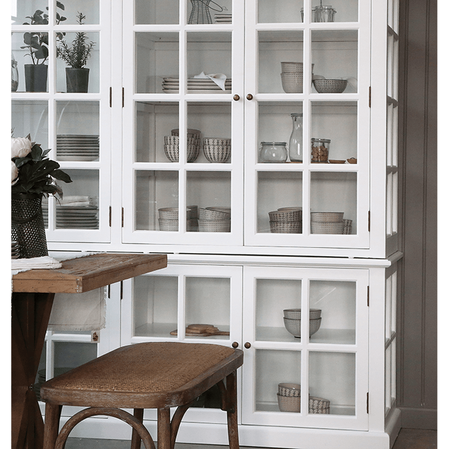 Fehér színű, 8 ajtós vitrines szekrény.