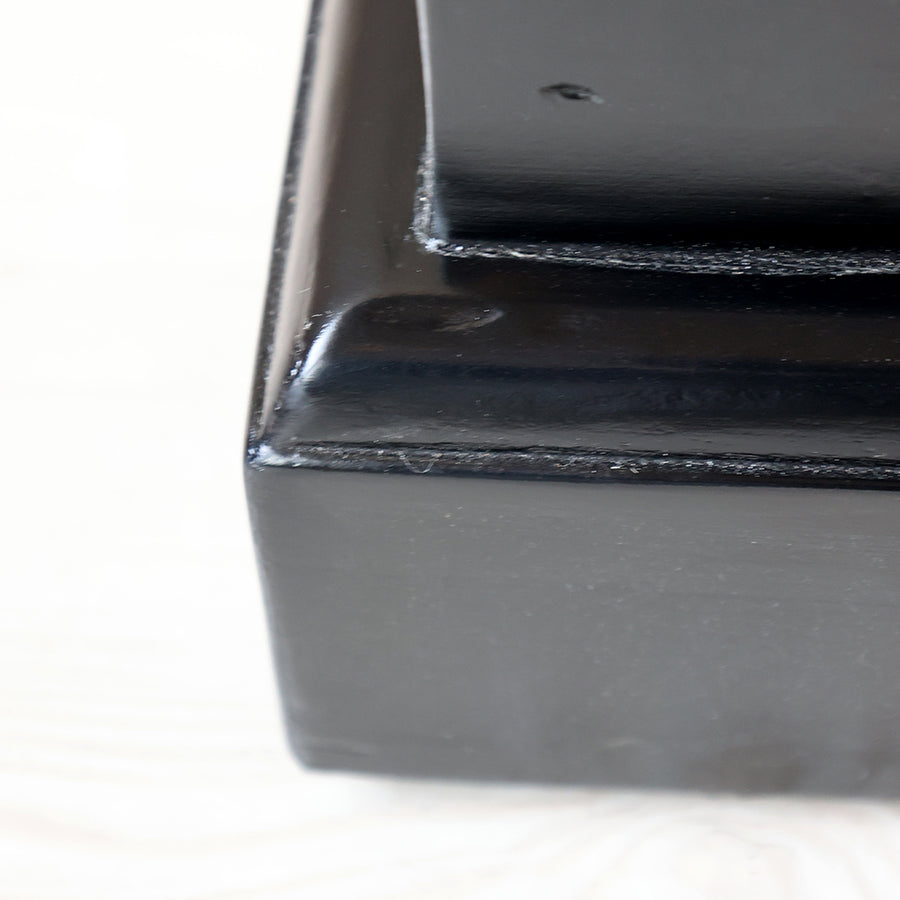 Masszív fekete lábazat részlet az Old French vintage komódszekrény alján, letisztult kidolgozással.