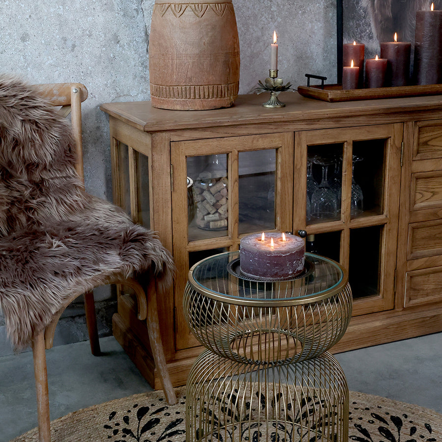 Natúr színű, 4 ajtós és 4 fiókos vitrines komódszekrény.