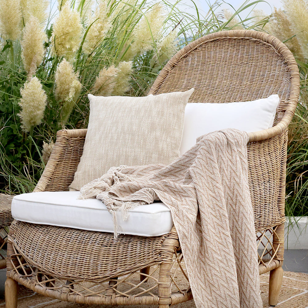 OLD FRENCH natúr rattan fotel párnákkal, természetközeli kültéri enteriőrben