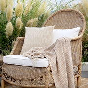 OLD FRENCH natúr rattan fotel párnákkal, természetközeli kültéri enteriőrben