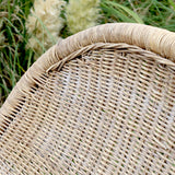 OLD FRENCH rattan fotel részletkép az ívelt háttámláról és kézi fonásról
