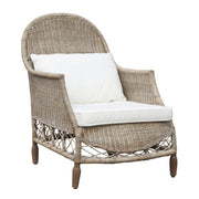 OLD FRENCH natúr rattan fotel fehér háttéren, párnázott ülőfelülettel és ívelt háttámlával