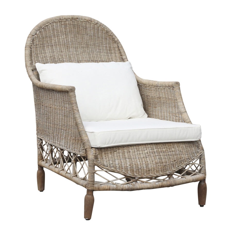 OLD FRENCH natúr rattan fotel fehér háttéren, párnázott ülőfelülettel és ívelt háttámlával