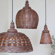 Három különböző méretű OLD FRENCH rattan függeszték lámpa dekoratív összeállításban