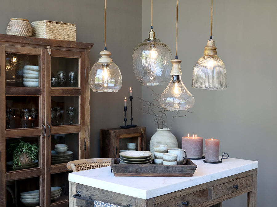 Old French függeszték lámpák együtt, különböző formájú üvegbúrákkal rusztikus térben.