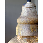 Közelkép az Old French lámpa mangófa foglalatáról és textilkábeléről.