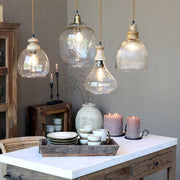 Rusztikus enteriőrben, többféle függeszték lámpa társaságában lógó Old French üveg függeszték lámpa.