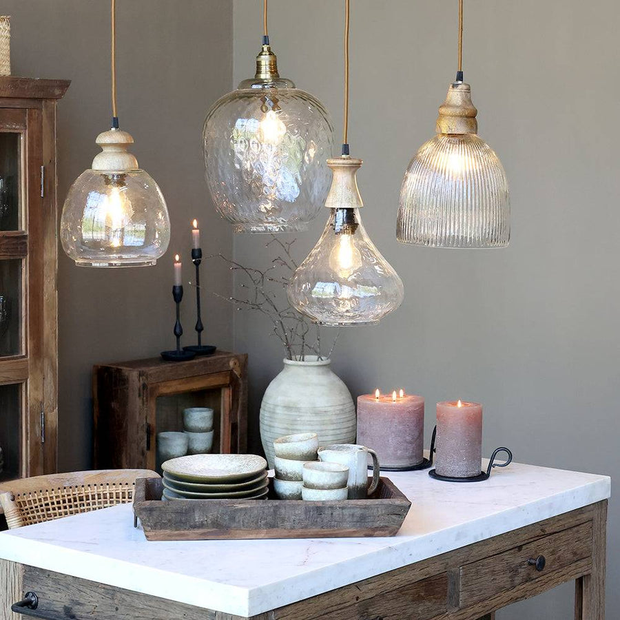 Rusztikus enteriőrben, többféle függeszték lámpa társaságában lógó Old French üveg függeszték lámpa.