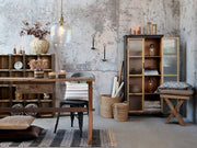 Loft stílusú nappaliban elhelyezett Old French üveg függeszték lámpa, rusztikus kiegészítőkkel.