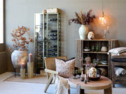 Hangulatos nappali dekorációval és gyertyafényben, Old French üveg függeszték lámpa meleg fényével.