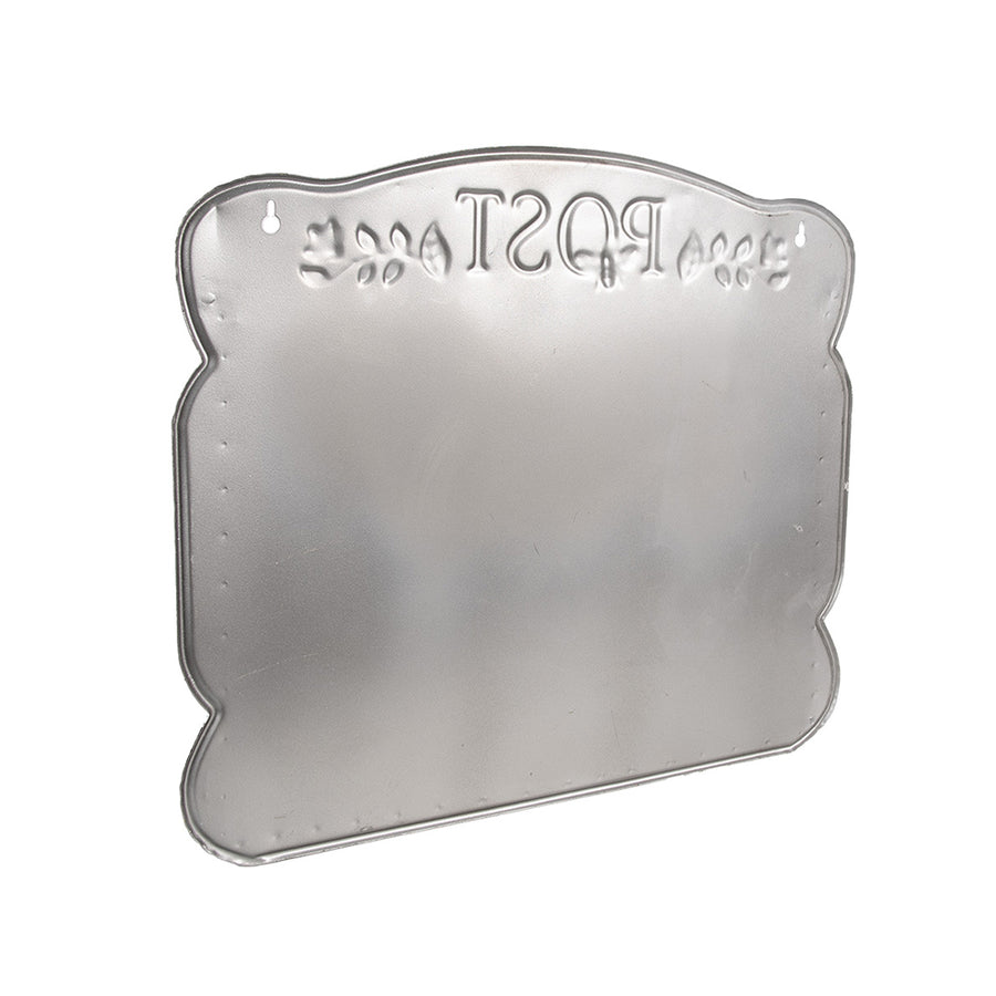 A postaláda hátlapja horganyzott fémlemezből, „POST” felirattal díszítve.