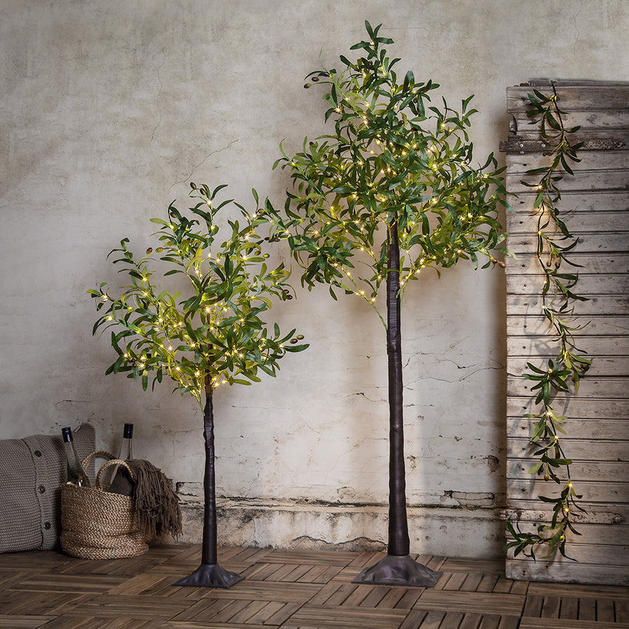 LED-es olíva girland mű olajfára tekerve beltéri dekorációként
