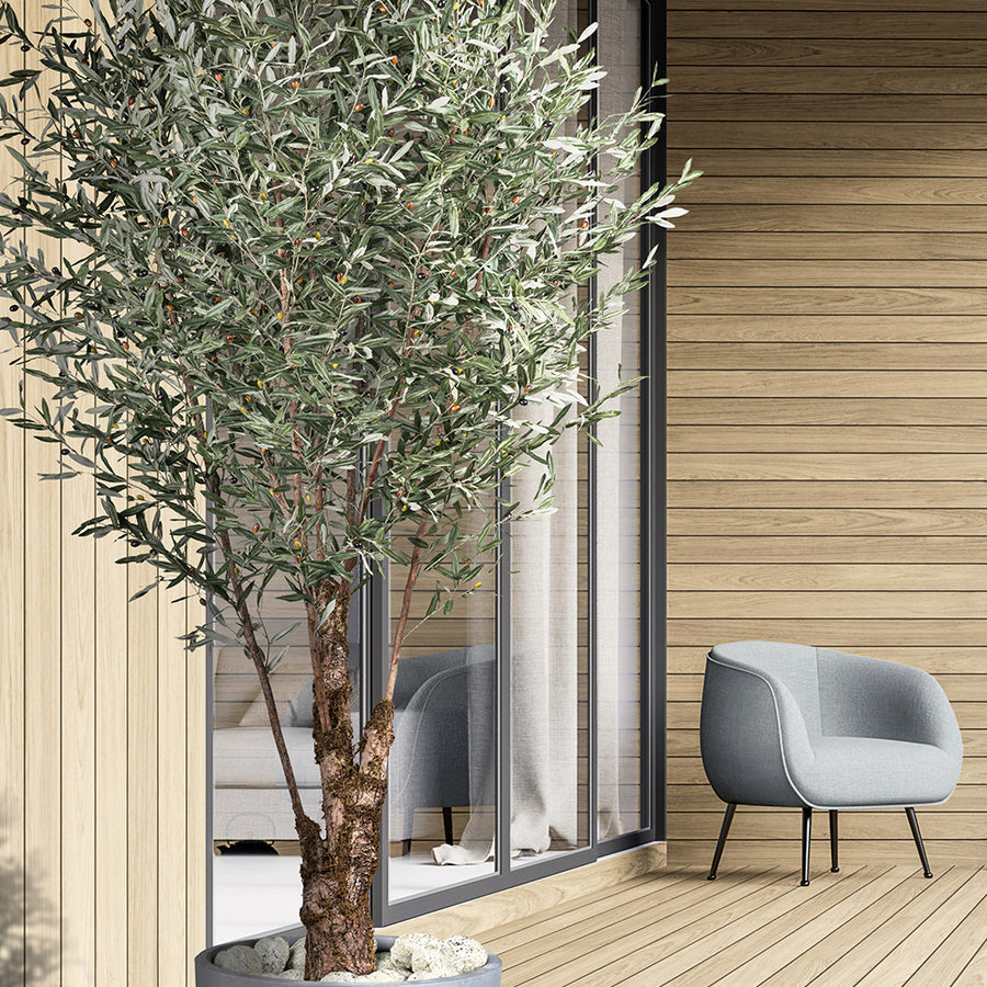 Élethű mű olajfa dús lombkoronával, 270 cm magas, beltéri dekorációhoz.