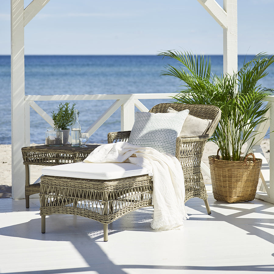 Antikszürke színű, műrattan napozóágy.