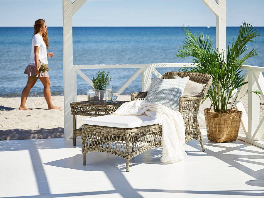 Antikszürke színű, műrattan napozóágy.