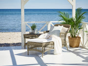 Antikszürke színű, műrattan napozóágy.