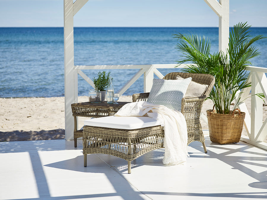 Antikszürke színű, műrattan napozóágy.