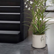 Mű orchidea dekoráció modern enteriőrben, lépcső mellett