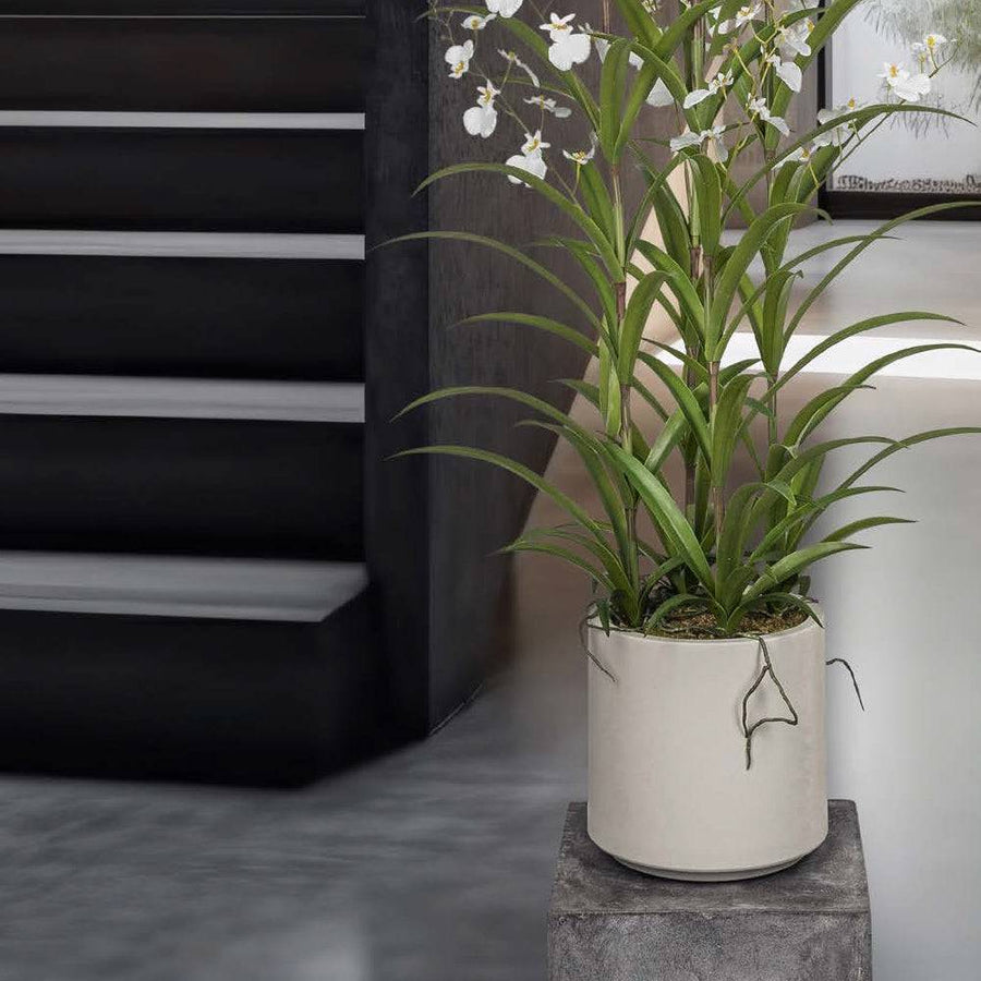 Mű orchidea dekoráció modern enteriőrben, lépcső mellett