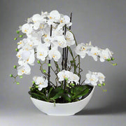 Dekoratív fehér mű orchidea kompozíció modern fehér kerámia tálban