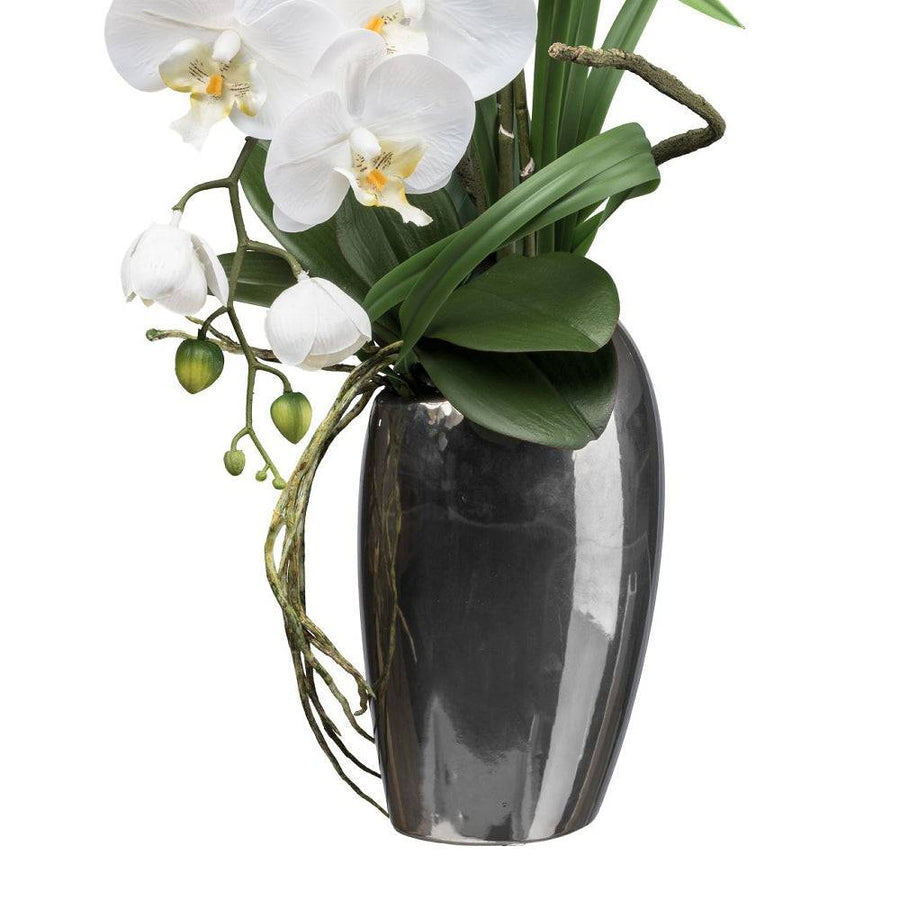 Modern ezüst kaspós fehér mű orchidea kompozíció dekorációként.