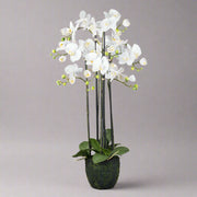 Teljes méretű fehér mű orchidea Real Touch technológiával, elegáns kompozícióban.