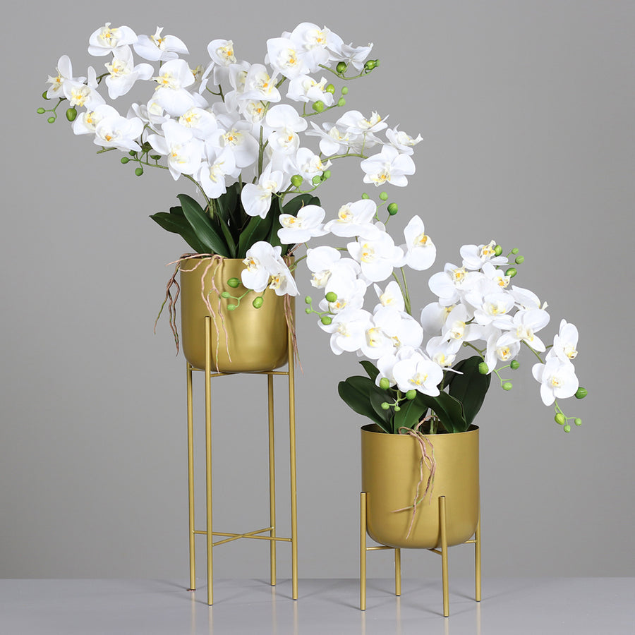 Két méretben elérhető Real Touch krémszínű mű orchidea aranyszínű kaspóban.