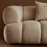 Krémszínű, 3 személyes formatervezett design kanapé.